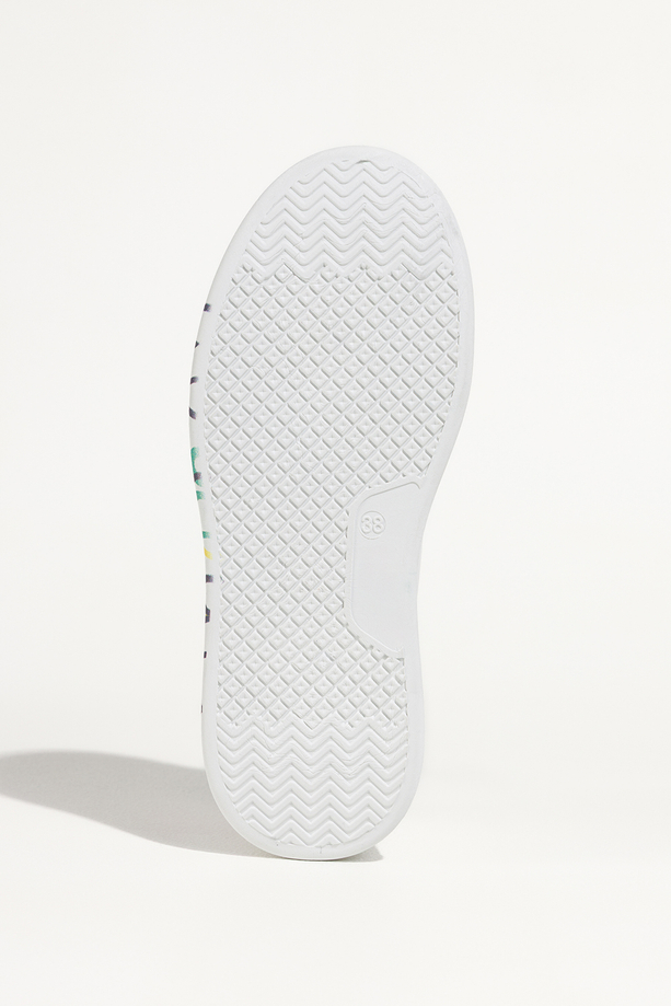 Białe sneakersy damskie buty sportowe na platformie z kolorowymi sercami sznurowane Casu YL-869