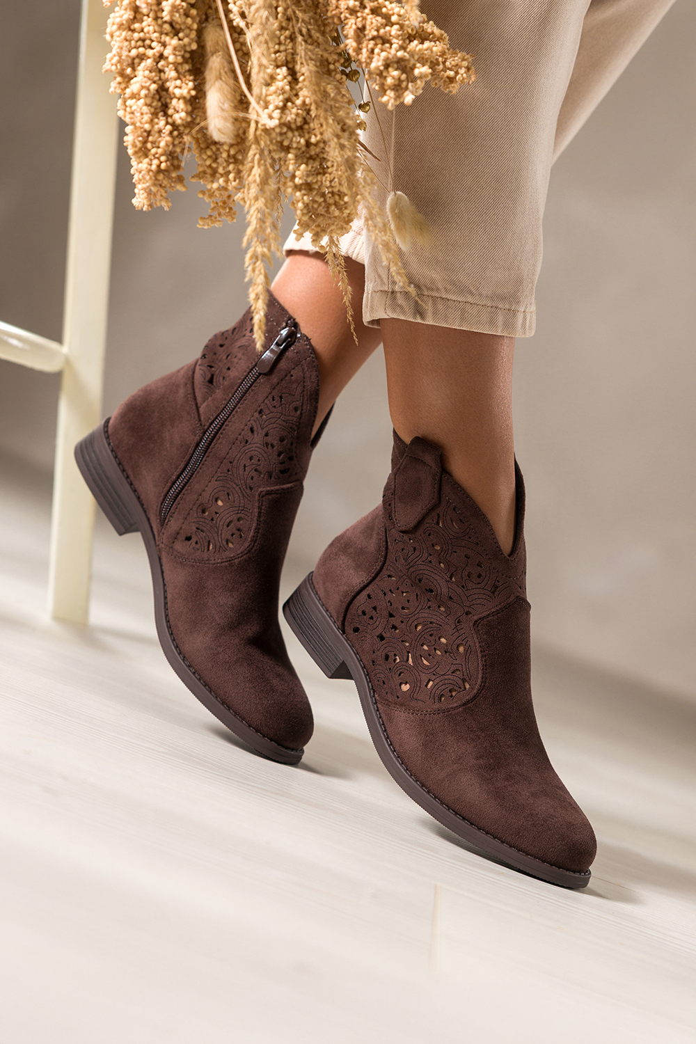 Czekoladowe botki damskie płaskie ażurowa cholewka Carla S7476-3