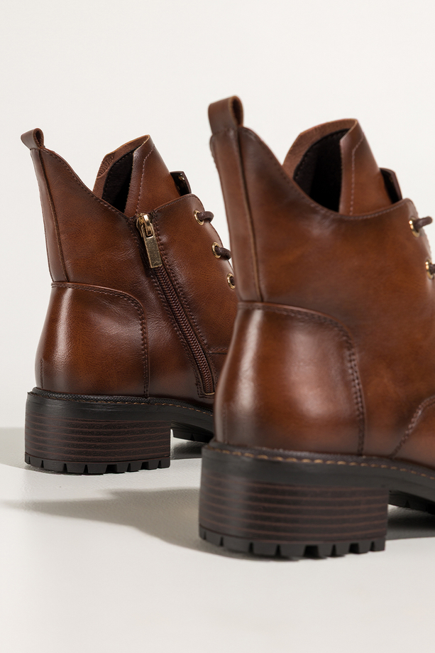 Brązowe botki damskie z wyciętą cholewką na bieżnikowanej podeszwie brązowa ozdoba na języku Casu CB340-7