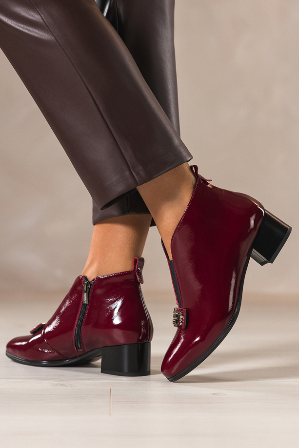 Bordowe botki skórzane damskie lakierowane obcas klocek elastyczna guma na przodzie srebrna ozdoba PRODUKT POLSKI Casu 378-L