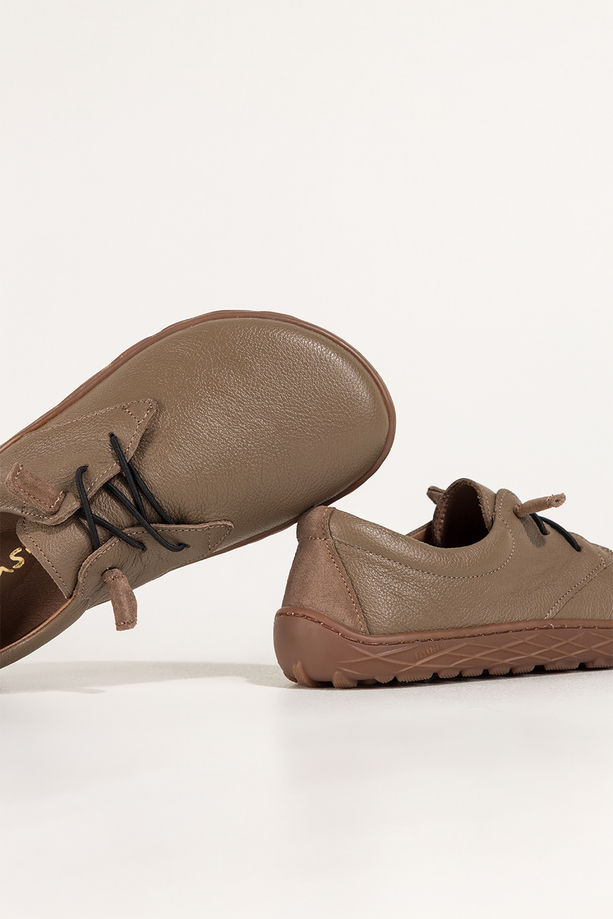 Ciemnobeżowe buty barefoot skórzane damskie szerokie na elastycznej płaskiej podeszwie elastyczne czarne sznurówki PRODUKT POLSKI Casu 89810