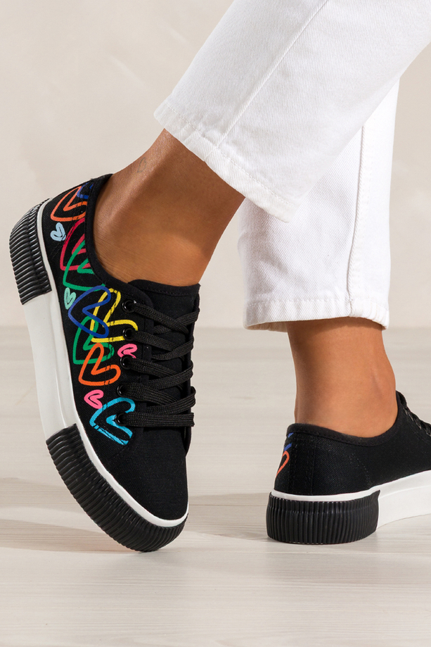 Czarne trampki damskie sneakersy z kolorowymi sercami na platformie sznurowane Carla QY853