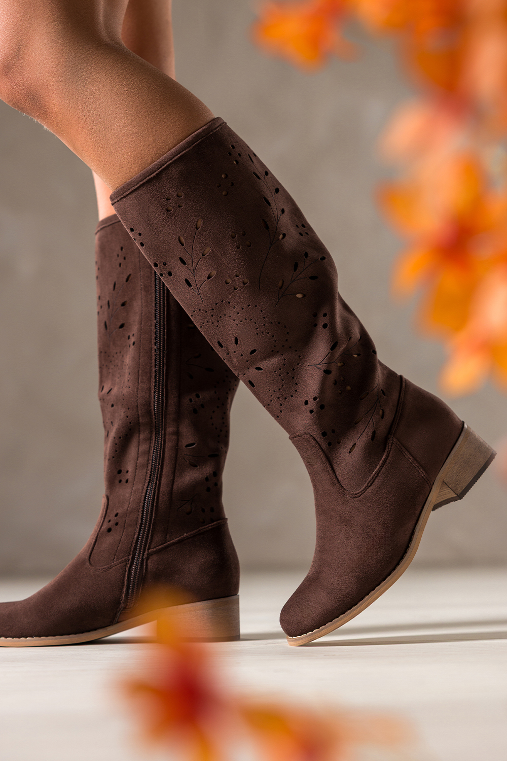 Czekoladowe kozaki damskie z a�urow� cholewk� Carla MH403K