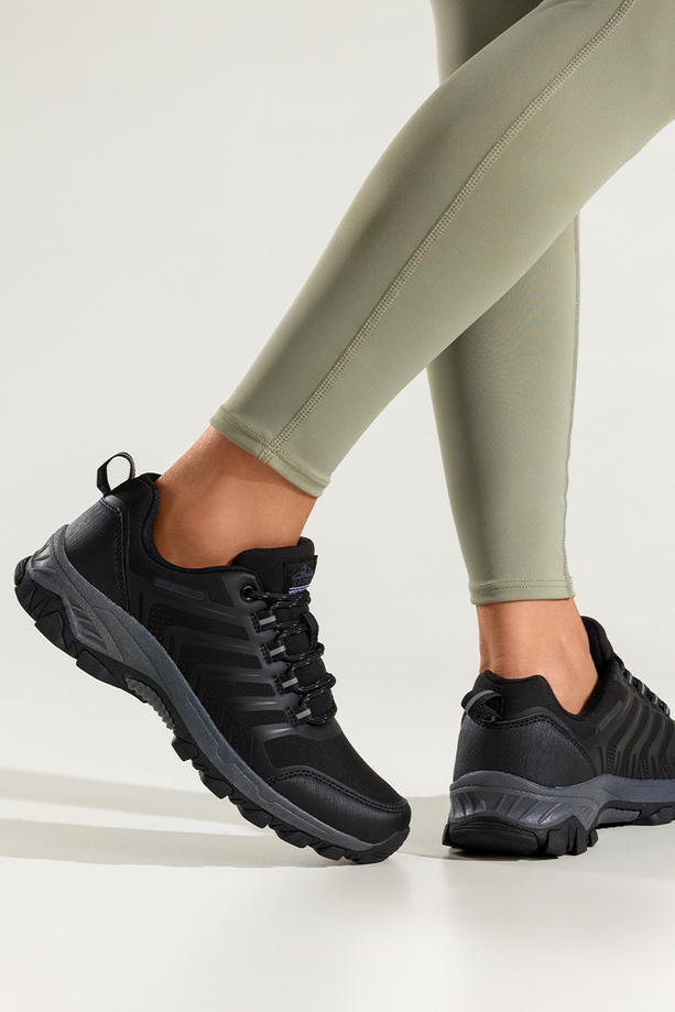 Czarne buty trekkingowe damskie buty sportowe softshell na bieżnikowanej podeszwie szare wstawki sznurowane Carla EY82933-8