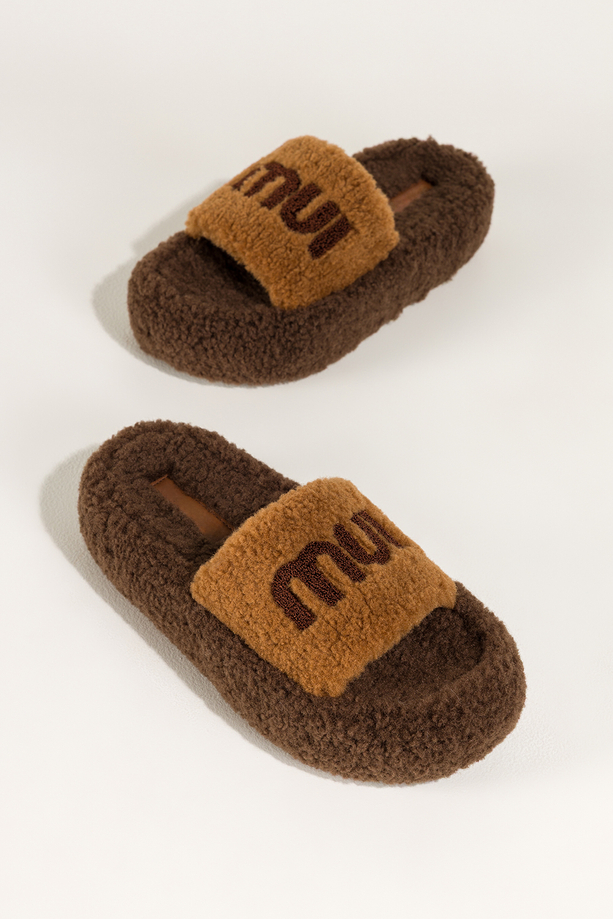 Camelowe kapcie damskie obuwie domowe z materiału typu baranek na brązowej platformie Carla UO967