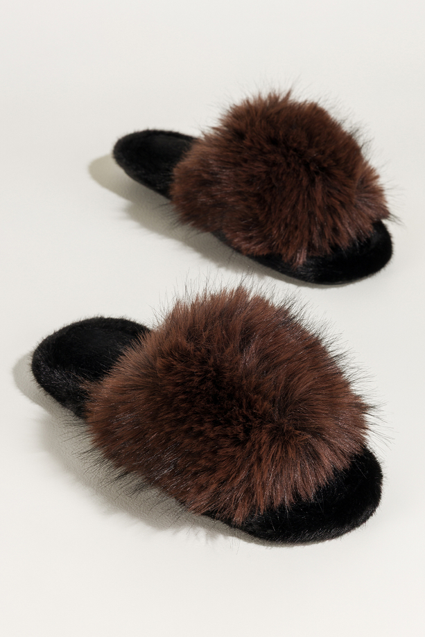 Czekoladowe kapcie damskie obuwie domowe futrzane szeroki pasek z długim włosiem Casu UO965