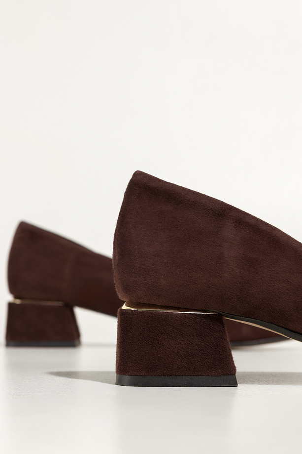 Czekoladowe czółenka skórzane damskie na klocu ze złotym akcentem PRODUKT POLSKI Casu 6881