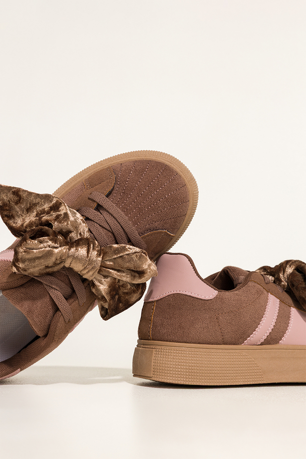 Brązowe sneakersy damskie buty sportowe na platformie sznurowane welurowa kokarda różowe wstawki Carla DC-817