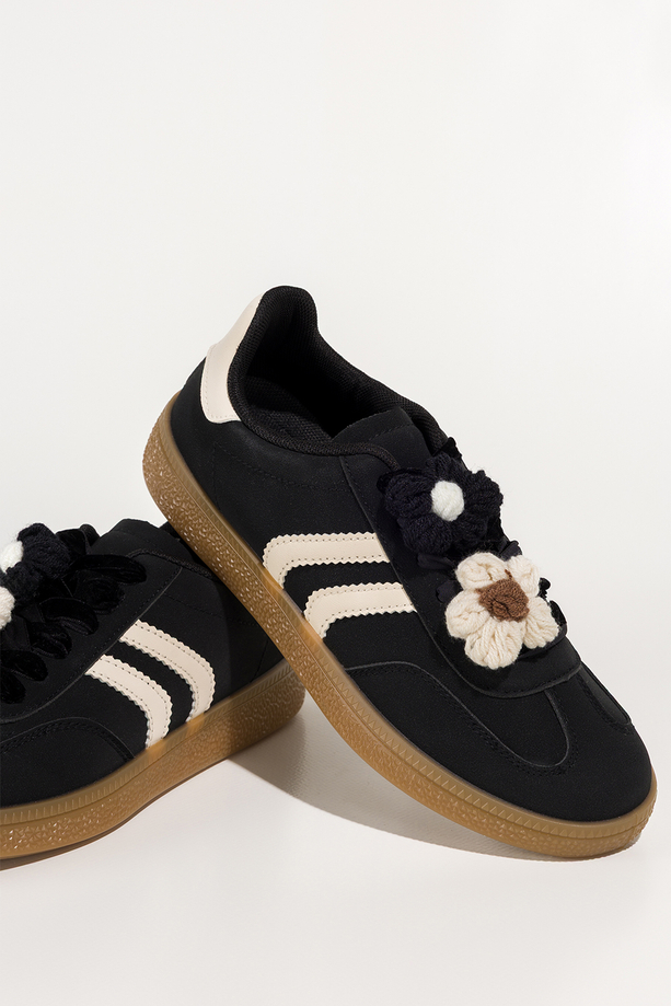 Czarne sneakersy damskie buty sportowe na platformie welurowe sznurówki z odpinanymi kwiatami beżowe wstawki Carla X6087