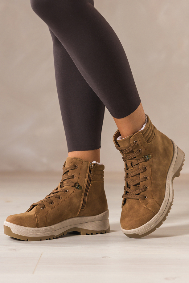 Camelowe botki damskie na bieżnikowanej elastycznej platformie sznurowane Casu 1911-6