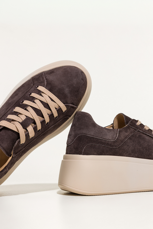 Czekoladowe sneakersy skórzane damskie buty sportowe na kremowej platformie beżowe sznurówki Carla TW-OC8927