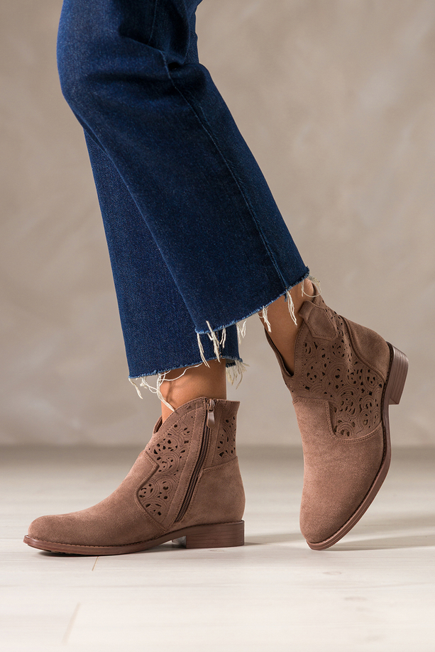 Brązowe botki damskie płaskie ażurowa cholewka Carla S7476-6
