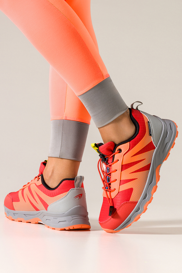 Czerwone buty sportowe trekkingowe damskie wodoodporne na żłobionej podeszwie z regulowaną elastyczną sznurówką pomarańczowe wstawki Casu 7590-6D