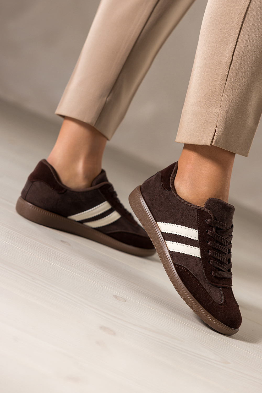 Czekoladowe sneakersy damskie buty sportowe na elastycznej podeszwie jasnobe�owe wstawki sznurowane