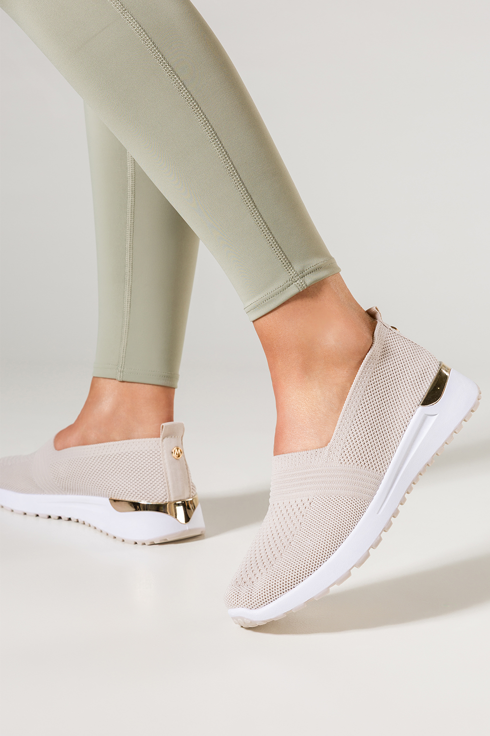 Beowe sneakersy damskie buty sportowe wsuwane na elastycznej podeszwie zote dodatki Carla KB210-