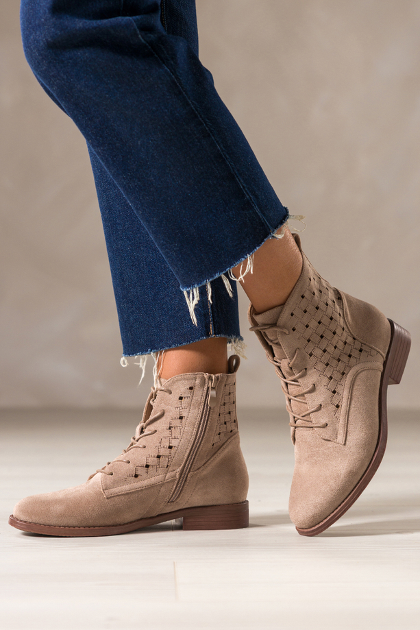 Beżowe botki damskie płaskie ażurowa cholewka sznurowane Carla S7474-7
