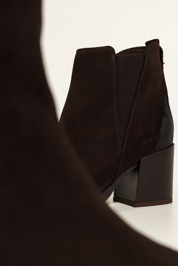 Czekoladowe botki skórzane damskie na szerokim słupku guma w cholewce ozdoba z cyrkoniami PRODUKT POLSKI Casu 8864