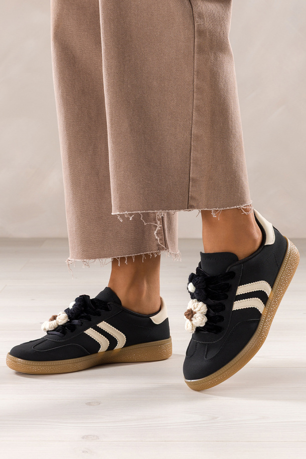 Czarne sneakersy damskie buty sportowe na platformie welurowe sznurówki z odpinanymi kwiatami beżowe wstawki Carla X6087