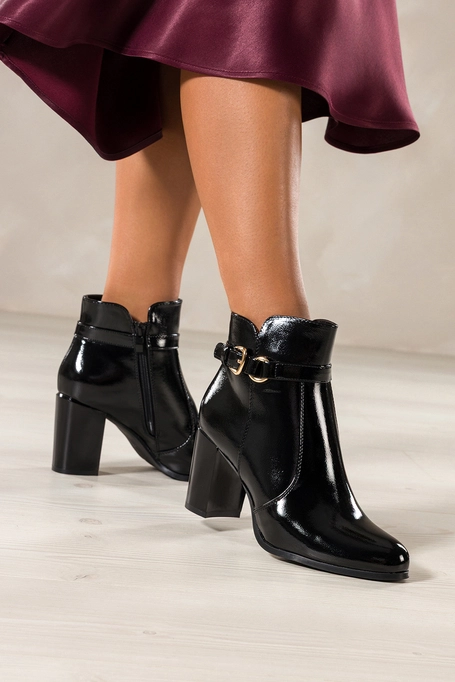 Czarne botki damskie lakierowane Sergio Leone na słupku ozdobny pasek ze złotą klamrą YG675