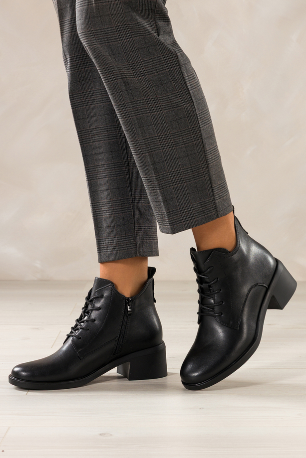 Czarne botki skórzane damskie Sergio Leone na szerokim klocku wycięta cholewka sznurowane YG74560-H