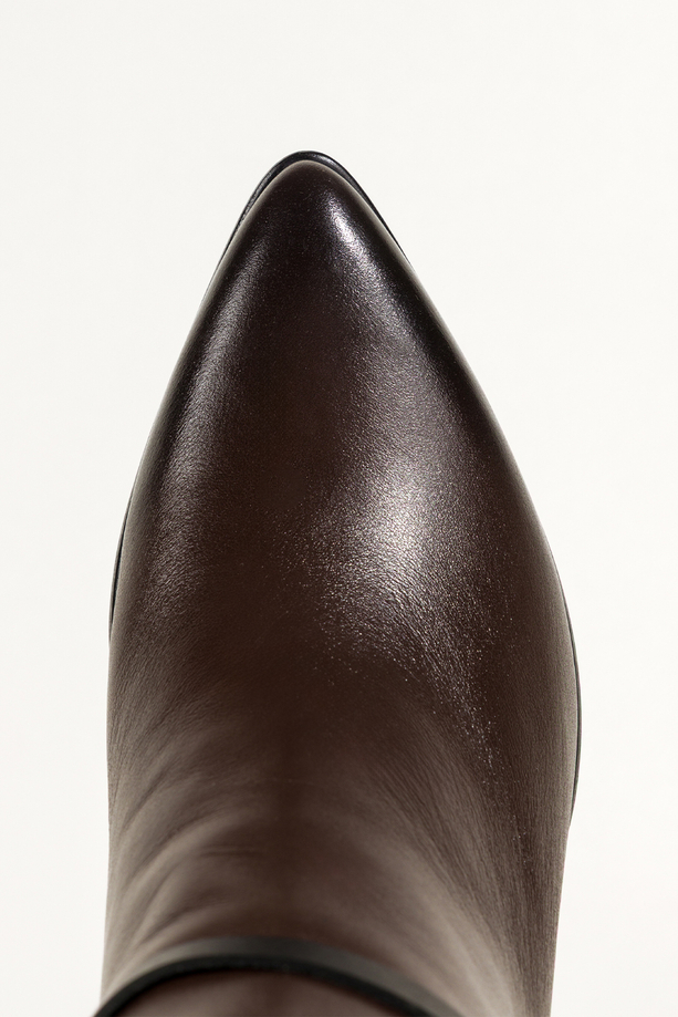 Czekoladowe botki skórzane damskie kowbojki na ściętym klocku guma w cholewce pasek ze stalową ozdobą PRODUKT POLSKI Casu 39435