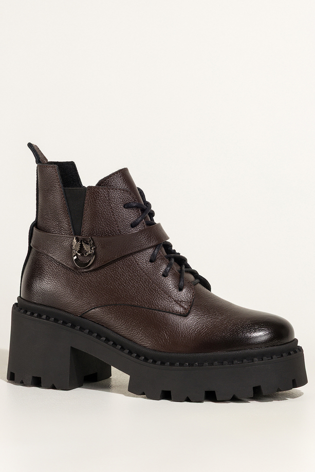 Czekoladowe botki skórzane damskie workery na bieżnikowanej platformie w cholewce guma pasek ze stalową ozdobą sznurowane PRODUKT POLSKI Casu 39442