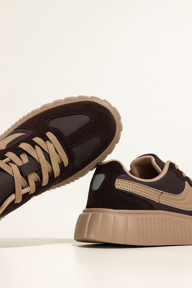 Czekoladowe sneakersy damskie buty sportowe na beżowej platformie sznurowane beżowe wstawki Carla OCX-1375