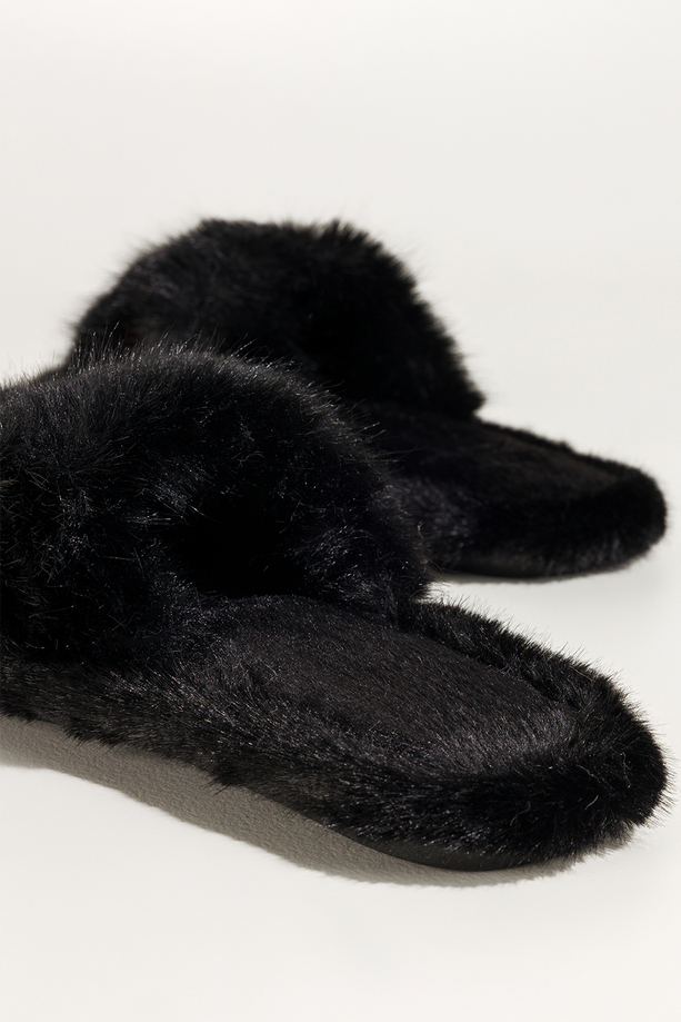 Czarne kapcie damskie obuwie domowe futrzane szeroki pasek ze złotą ozdobą Casu UO961