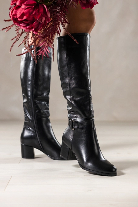 Czarne kozaki damskie przed kolano na szerokim słupku stalowa ozdoba guma w cholewce Casu D19X14-BP