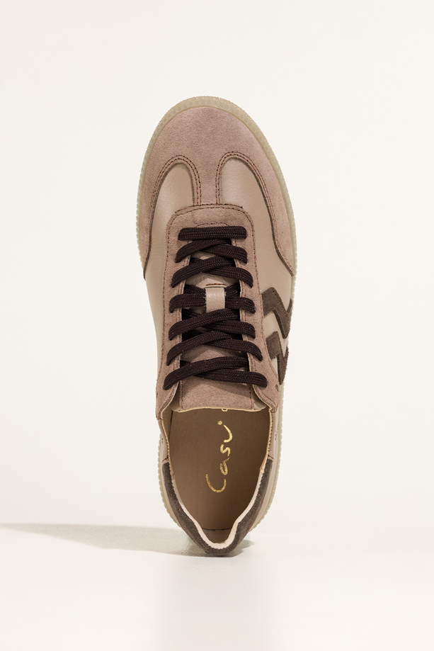 Beżowe sneakersy skórzane damskie buty sportowe na elastycznej płaskiej podeszwie z czekoladowymi wstawkami sznurowane PRODUKT POLSKI Casu M8763