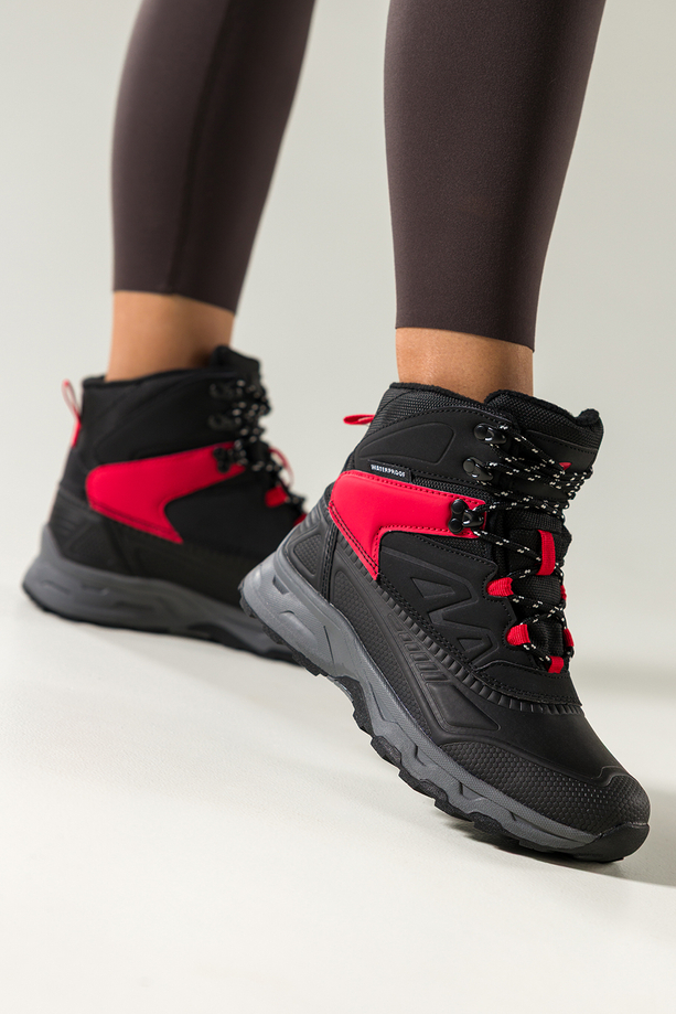 Czarne buty sportowe trekkingowe damskie wodoodporne na bieżnikowanej podeszwie sznurowane czerwone wstawki Casu 7688-6D