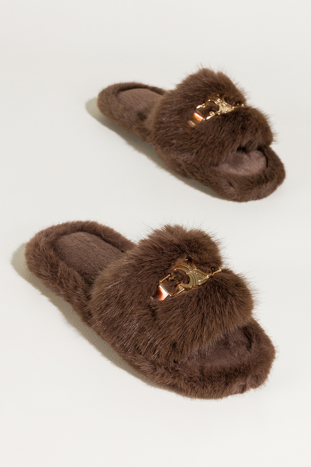 Czekoladowe kapcie damskie obuwie domowe futrzane szeroki pasek ze złotą ozdobą Casu UO961