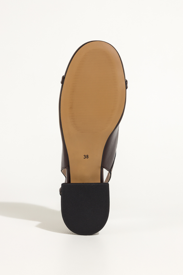 Czekoladowe czółenka skórzane damskie na niskim obcasie odkryta pięta złota ozdoba PRODUKT POLSKI Casu 7074-704