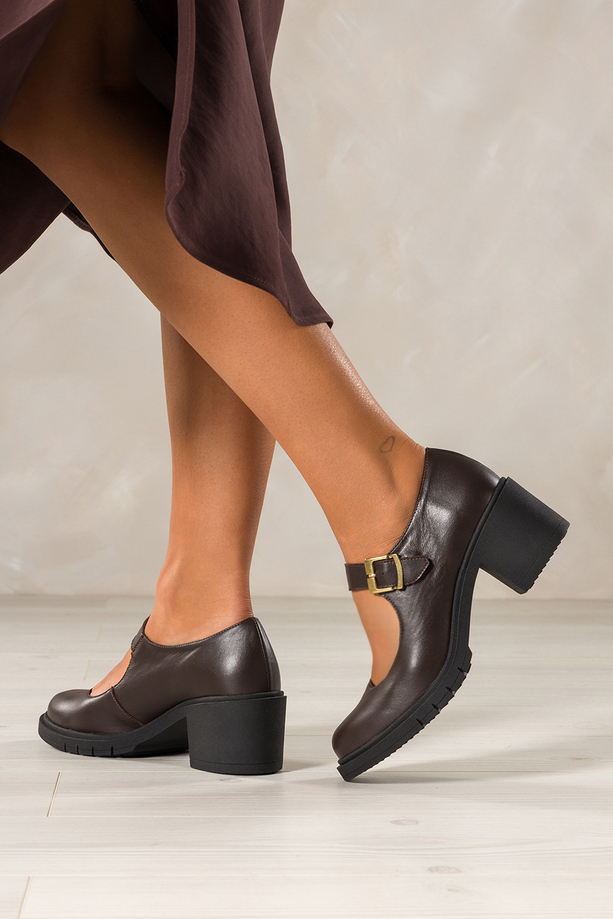 Czekoladowe czółenka skórzane damskie Mary Jane z paskiem szeroki obcas klocek PRODUKT POLSKI Casu 390