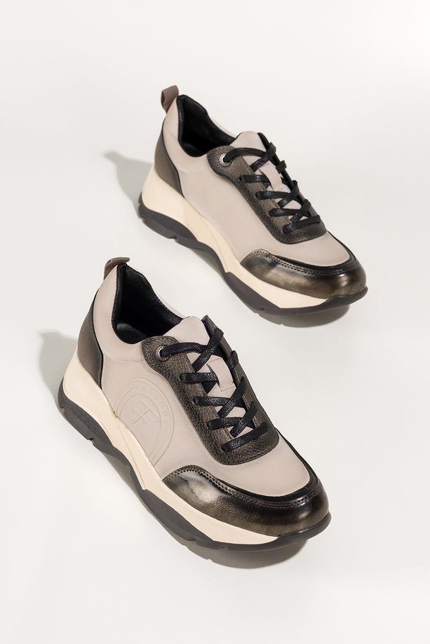 Szare sneakersy damskie buty sportowe na koturnie ze żłobieniami czarne wstawki sznurowane Carla 4982