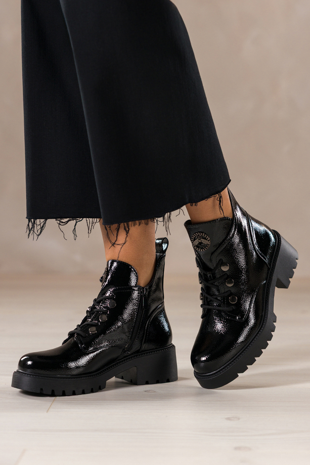 Czarne botki damskie lakierowane na bieżnikowanej platformie ozdobny owad na języku sznurowane Casu NW2399-8