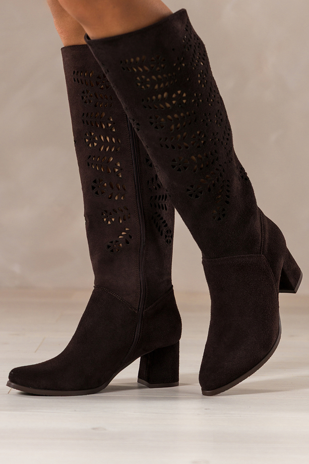 Czekoladowe kozaki skórzane damskie ażurowe na niskim obcasie guma w cholewce PRODUKT POLSKI Casu 7997-595