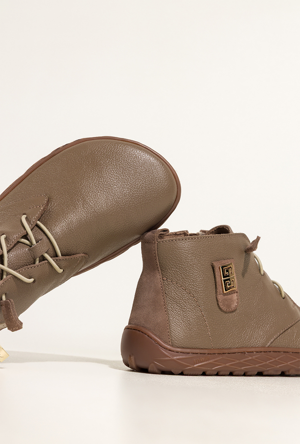 Ciemnobeżowe botki barefoot skórzane damskie szerokie na elastycznej płaskiej podeszwie złota ozdoba elastyczne sznurówki PRODUKT POLSKI Casu 69927