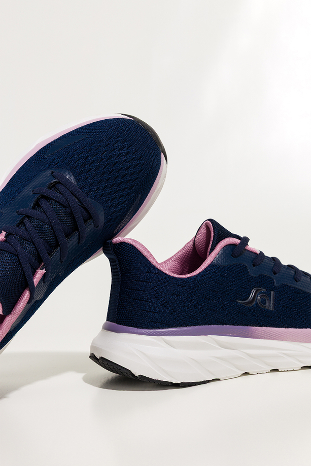 Granatowe sneakersy damskie buty sportowe z perforacją na białej żłobionej platformie fioletowe wstawki sznurowane Carla QP-0618-5