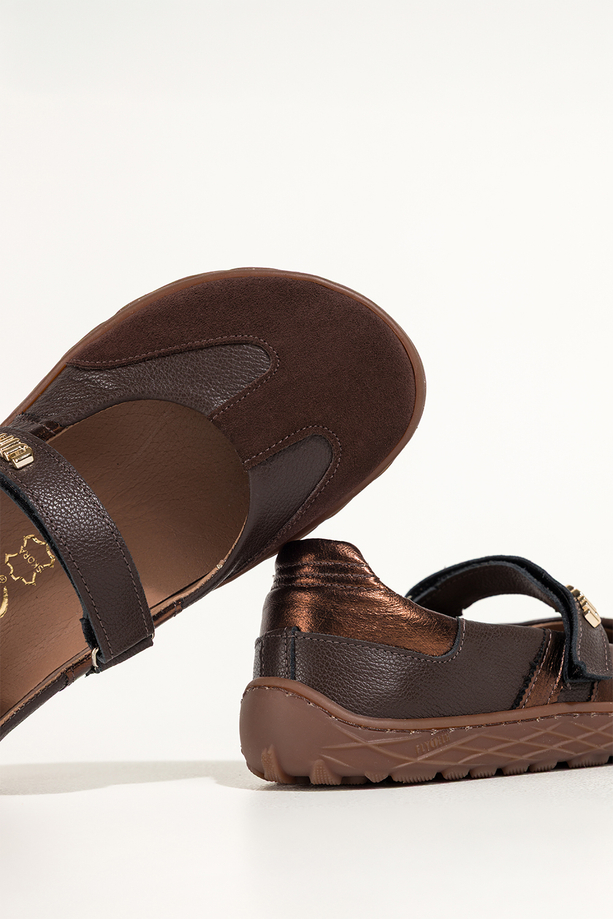 Czekoladowe baleriny barefoot skórzane damskie szerokie na elastycznej żłobionej podeszwie miedziane wstawki pasek na rzep złota ozdoba PRODUKT POLSKI Casu 89796