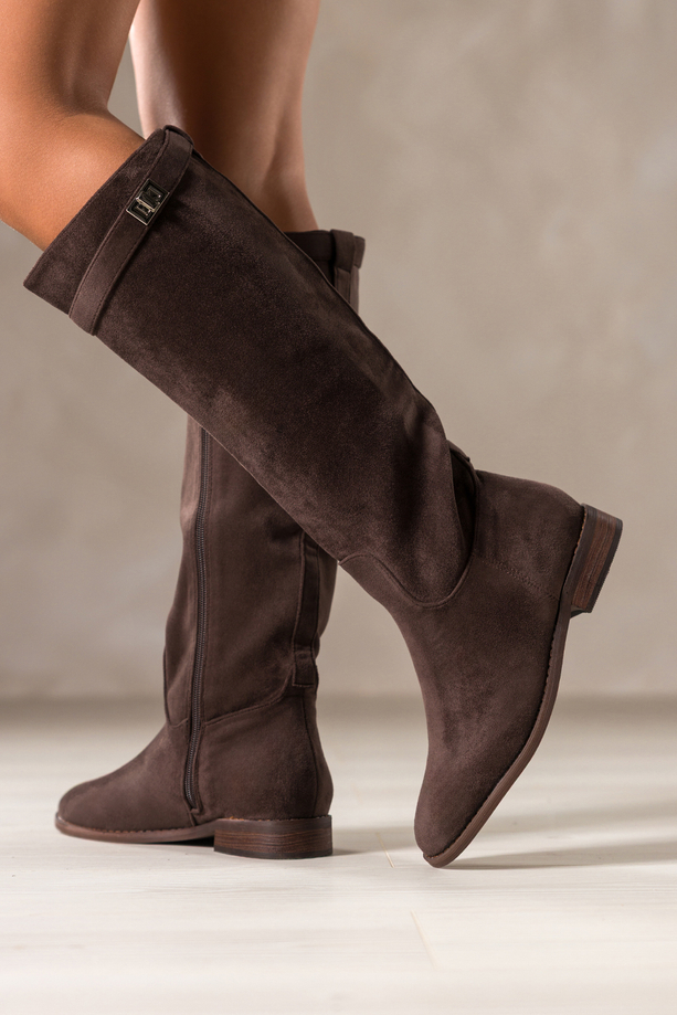 Czekoladowe kozaki damskie przed kolano na cholewce pasek z ozdobą niski obcas klocek Casu 11-7