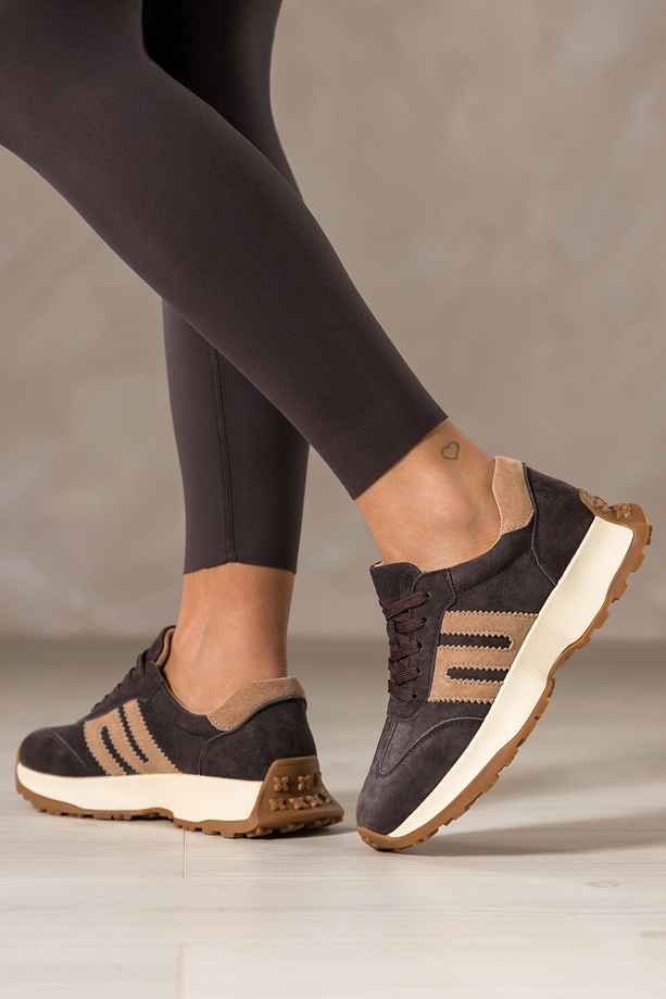 Czekoladowe sneakersy skórzane damskie buty sportowe na bieżnikowanej kremowej platformie beżowe wstawki sznurowane Carla TW-OC8921