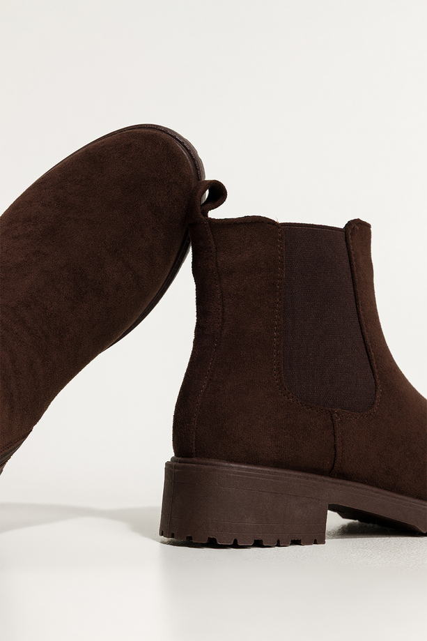 Czekoladowe botki damskie na bieżnikowanej podeszwie guma w cholewce Casu YZ844-7
