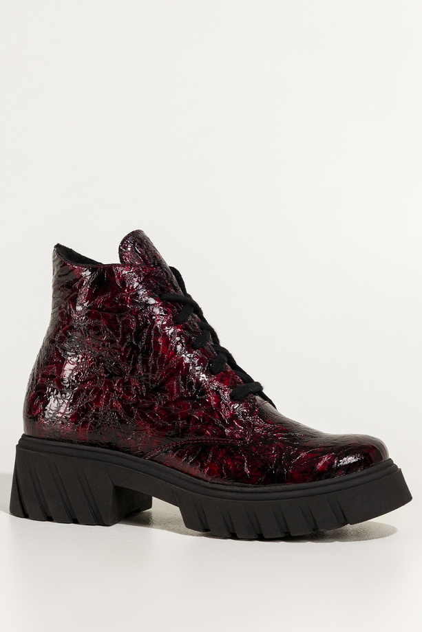 Bordowe botki skórzane damskie lakierowane z wzorem bieżnikowana platforma sznurowane PRODUKT POLSKI Casu 377