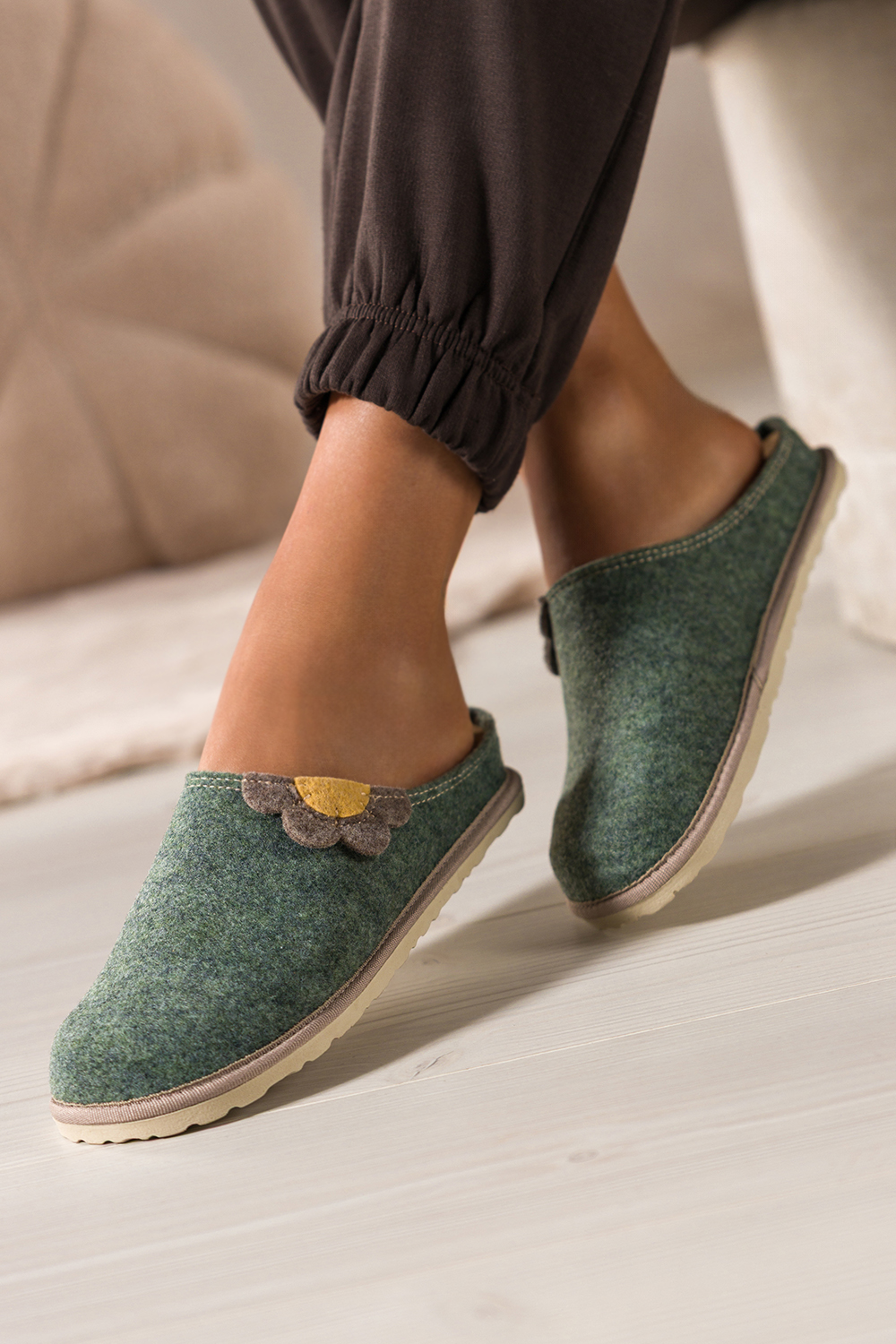 Zielone kapcie damskie Inblu obuwie domowe z wyjmowan skrzan wkadk ozdobny kwiat XH999956