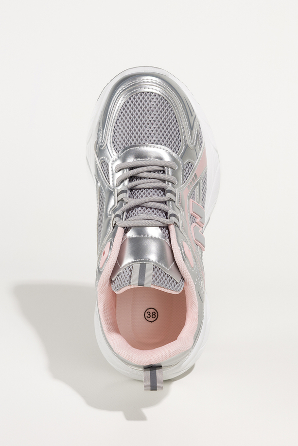 Srebrne sneakersy damskie buty sportowe z perforacją na białej bieżnikowanej platformie szare i różowe wstawki sznurowane Casu BB-853