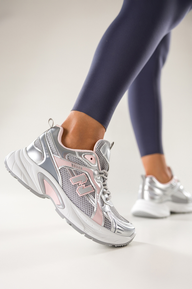 Srebrne sneakersy damskie buty sportowe z perforacją na białej bieżnikowanej platformie szare i różowe wstawki sznurowane Casu BB-853