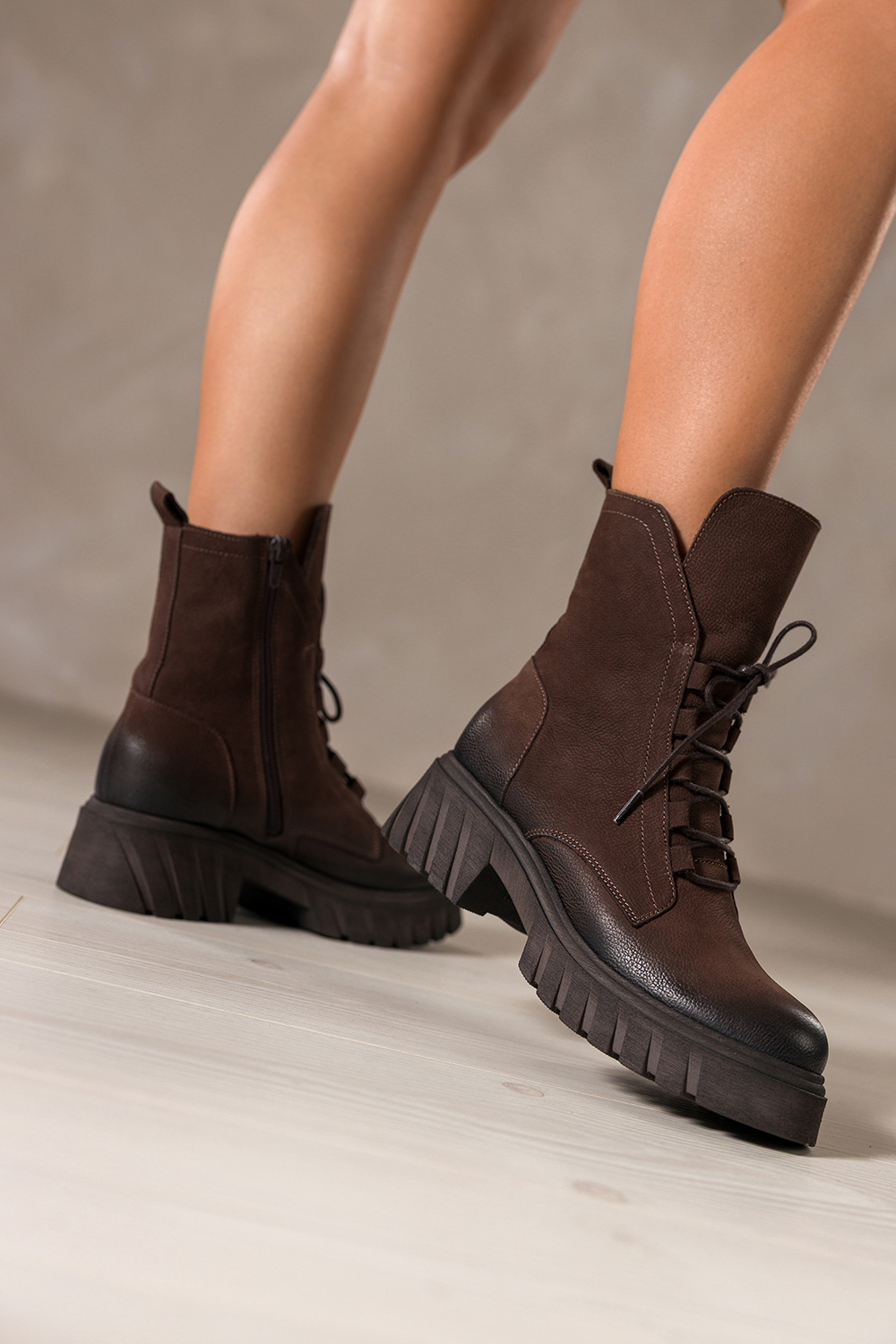 Czekoladowe botki skrzane damskie nubukowe workery z efektownym jzykiem na bienikowanej czekolad