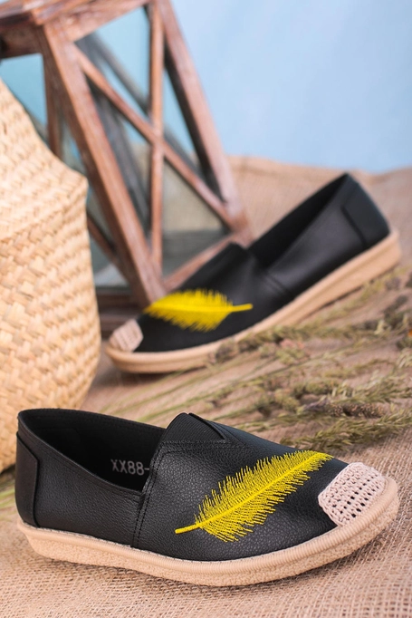 Czarne espadryle Casu slip on z piórkiem XX88-01