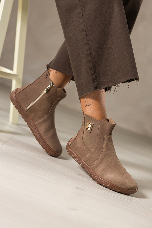 Ciemnobeżowe botki barefoot skórzane damskie szerokie na elastycznej płaskiej podeszwie złota ozdoba guma w cholewce PRODUKT POLSKI Casu 69925